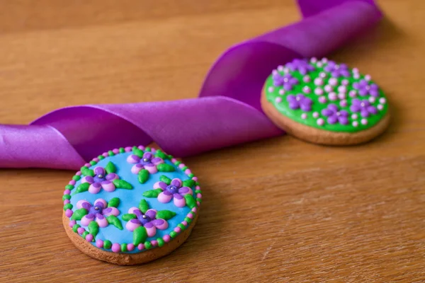 Gingerbread with flowers and purple ribbon