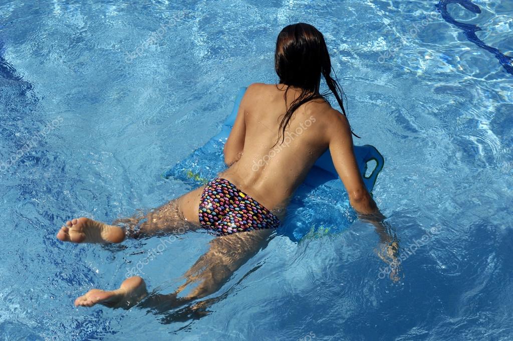 Голая тридцатипятилетняя женщина у бассейна заводится