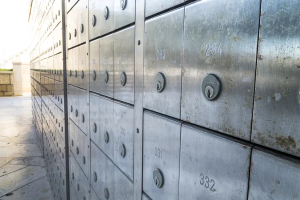 Wall of a deposit safe