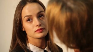 化妆师教画眉毛 - 图库视频影像 NewAgeCinem