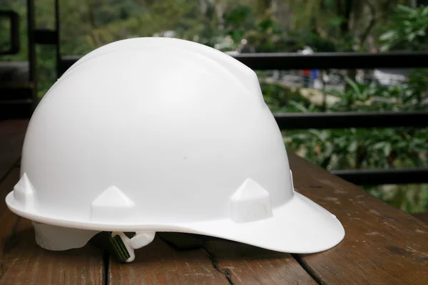 The white safety helmet