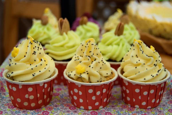Mini cupcakes with yelow cream