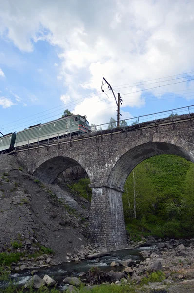 The train is not a stone bridge over the river