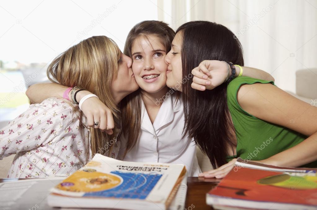 Студентки-лесбиянки приютили у себя дома подружку