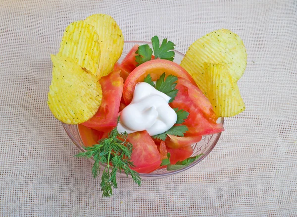 Tomato salad with chips