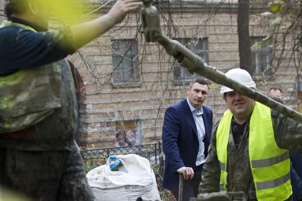 On November 2, Kyiv Mayor Vitali Klitschko inspected repair of a pump-room at the cross of Artema Street and Poltavska Street in the center of Kyiv.