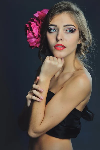 Spring model with flowers in her hair and fashion makeup . Summer girl with trendy make up and hairstyle .