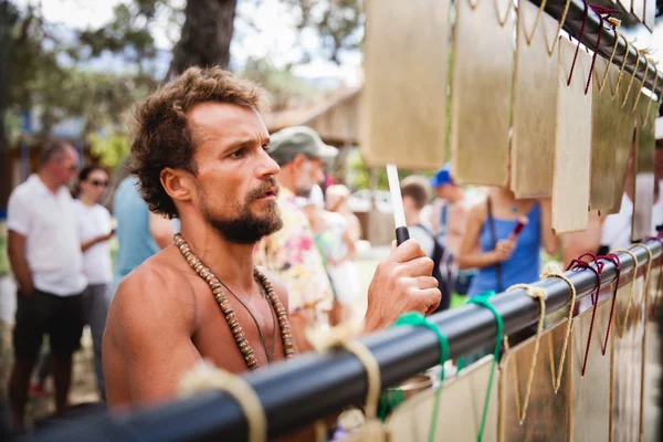 Sound meditation with Tibetan singing plates at Avatar Yoga Festival