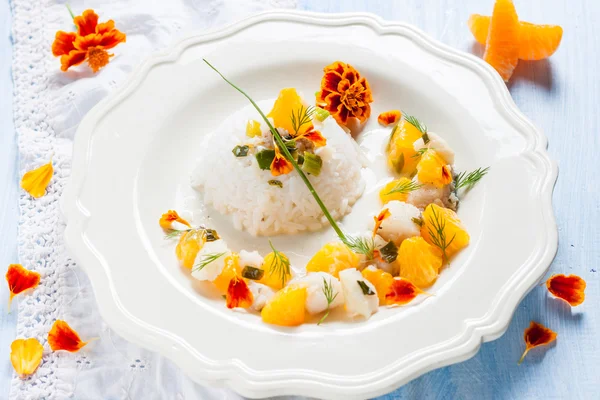Fish in citrus sauce with rice.