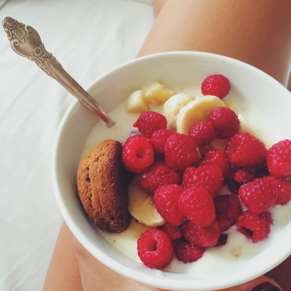 Yogurt with raspberries, bananas and cookie