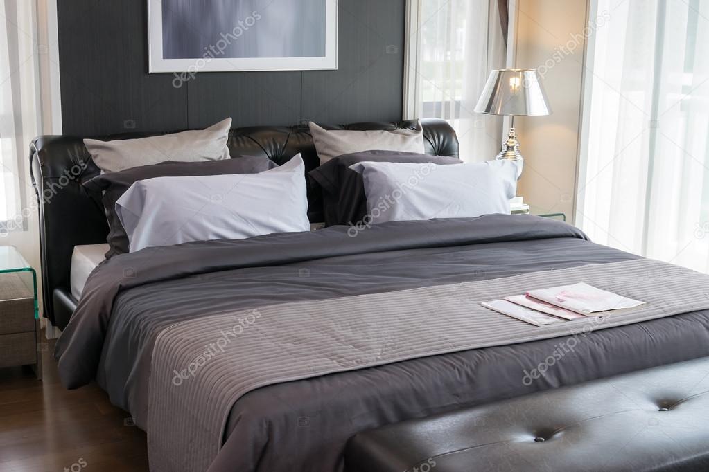 Moderne luxus schlafzimmer mit kissen und lampe — stockfoto ...