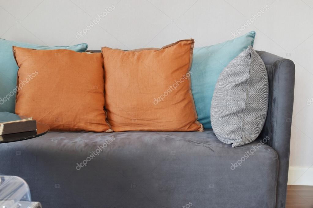 Moderne woonkamer interieur met donkergrijs velours bank en ... Banken woonkamer interieur