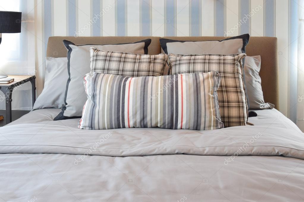 Diseño de interiores de dormitorio elegante con rayas almohadas ... Elegantes diseño Lámparas