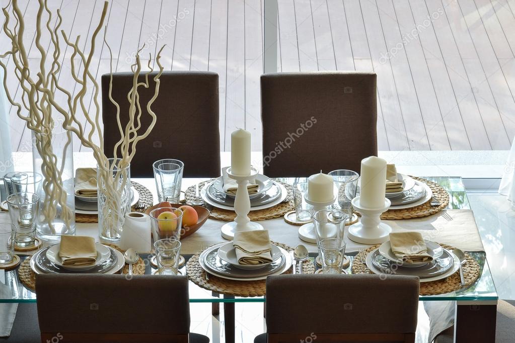 Mesa de comedor madera y cómodas sillas en casa moderna con ajuste ...