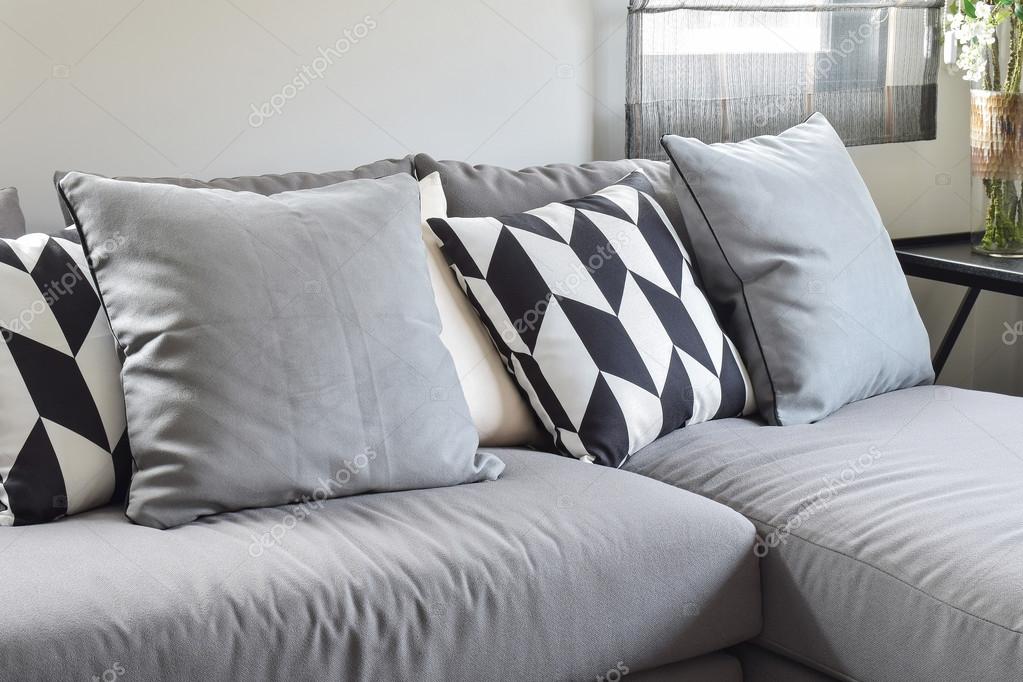 Almofadas de padrão de paralelogramo preto e branco no confortável ... Imagens de sofa l cinza