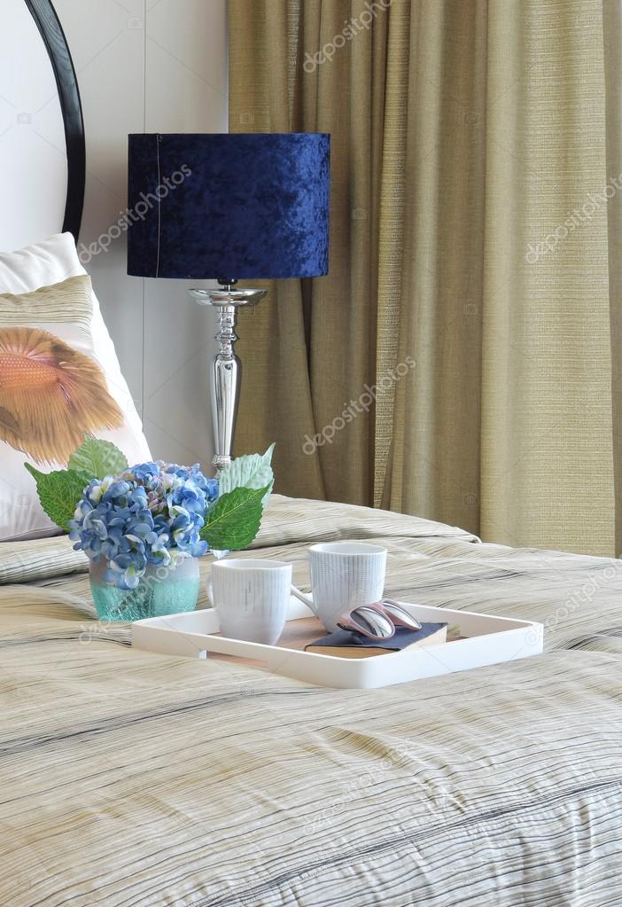 Diseño de interiores de dormitorio elegante con almohadas en la ... Elegantes diseño Lámparas