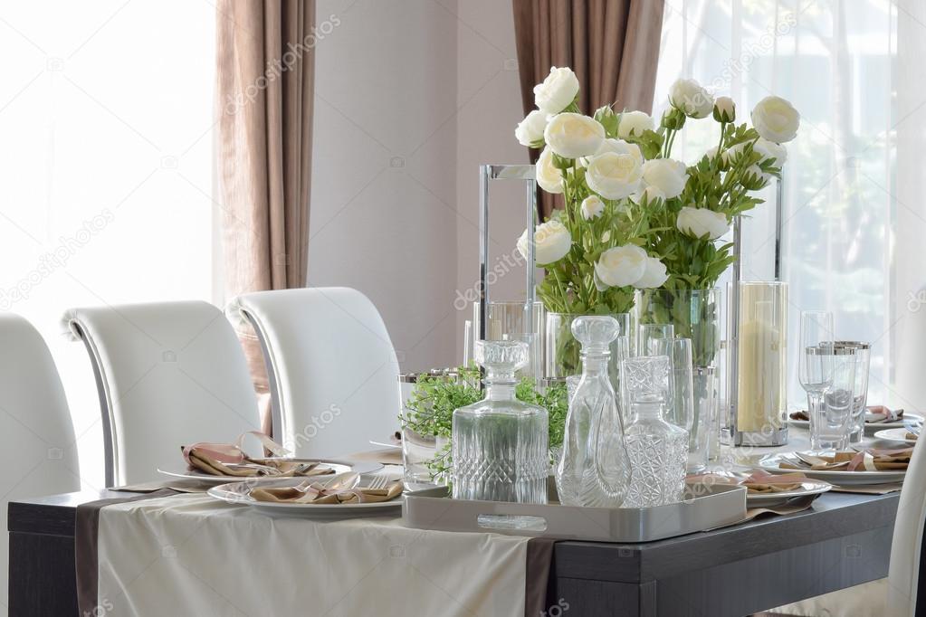 Mesa de comedor madera y cómodas sillas en casa moderna con ajuste ...
