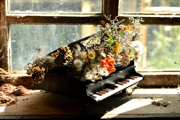 Souvenir piano. Flower Arrangement in piano.