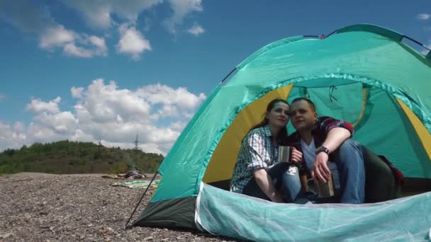 的帐篷里有一个感性的时刻。美丽的年轻男人和