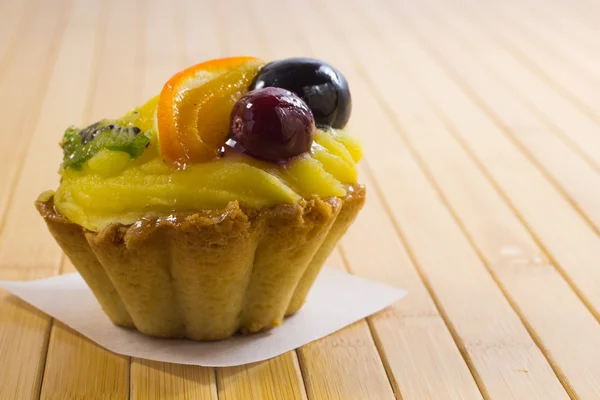 Shortbread cake with fruit