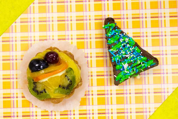 Brownie cakes and cake with fruit