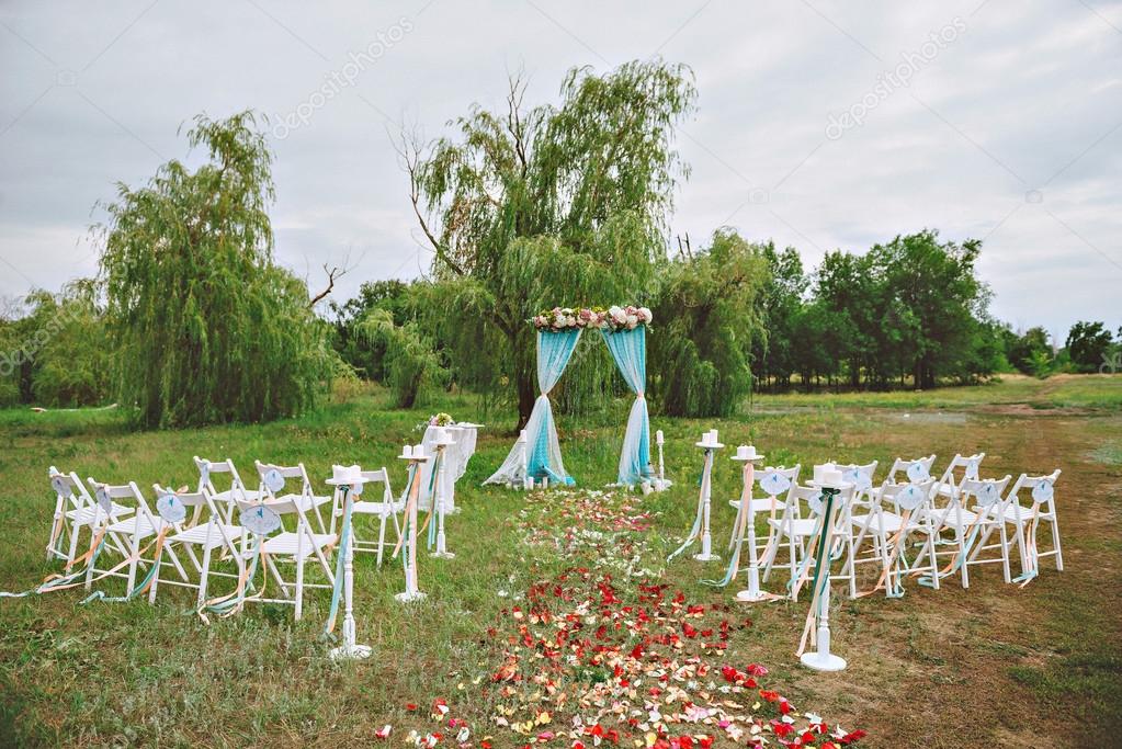 Schöne hochzeit eingerichtet. hochzeit dekor auf dem rasen ...