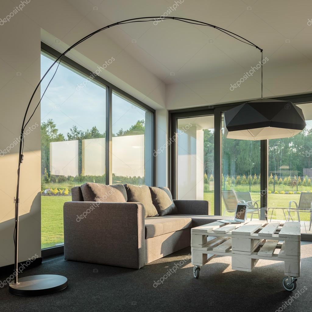 Enkel inredning med moderna lampa — stockfotografi © in4mal #113922436