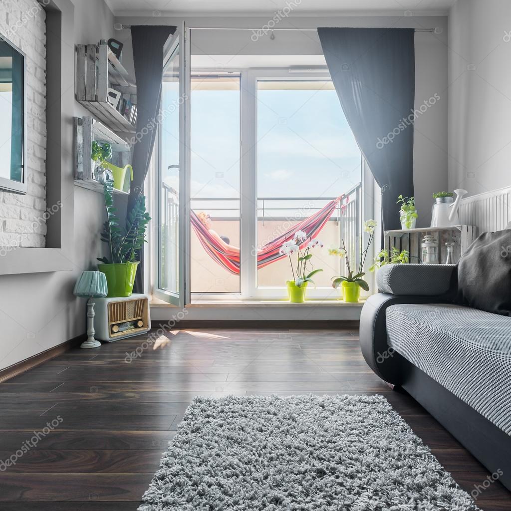 Mooie woonkamer met grote ramen — stockfoto © in4mal #117179288