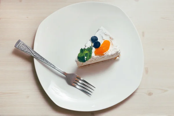 Simple mascarpone cheesecake with mandarin and forest fruits