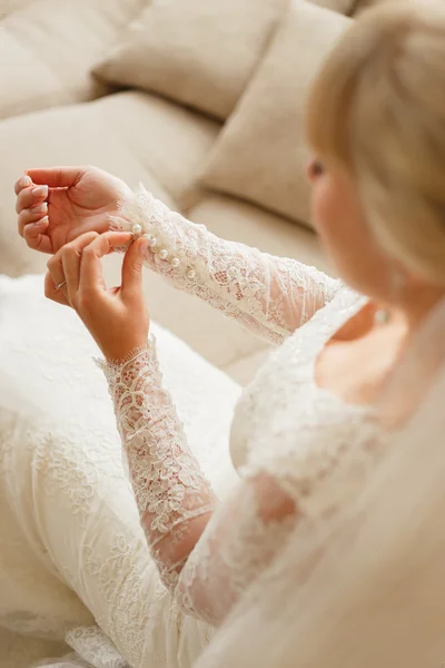 Buttons bride buttons on the sleeve wedding dress.