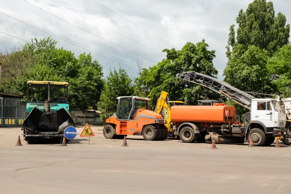 Special road machinery for asphalting construction works
