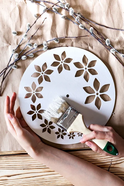 Master Class. Watch handmade. Willow branches against the backdrop of kraft paper. Step by step instructions for the manufacture of clocks. Hands with paint brush base clock of white paint.