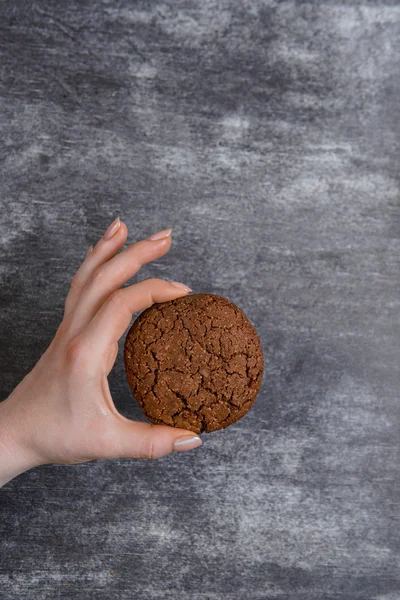 Picture of hands hold chocolate cookies