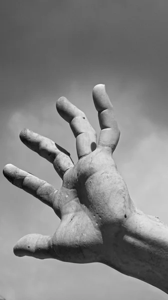 The sculpture of a hand