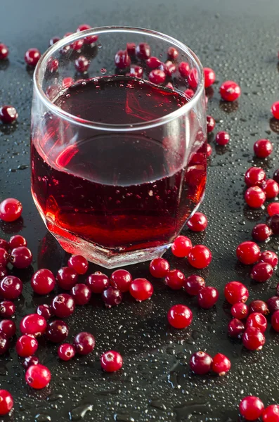 Refreshing cranberry juice and cranberries