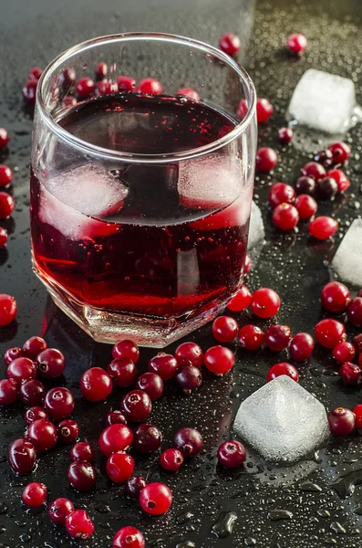 Refreshing cranberry juice and cranberries