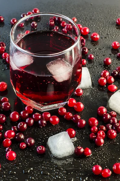 Refreshing cranberry juice and cranberries