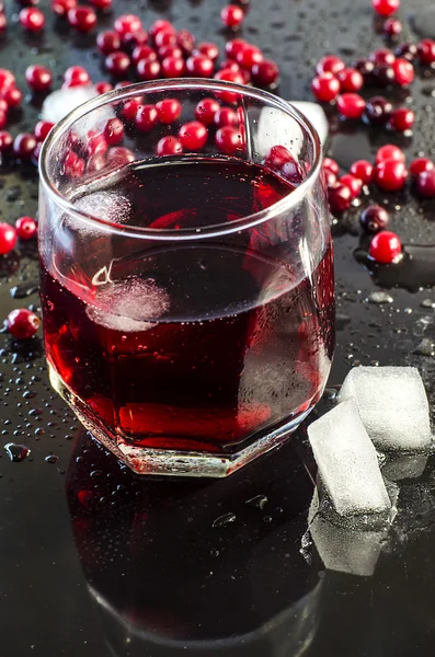 Refreshing cranberry juice and cranberries