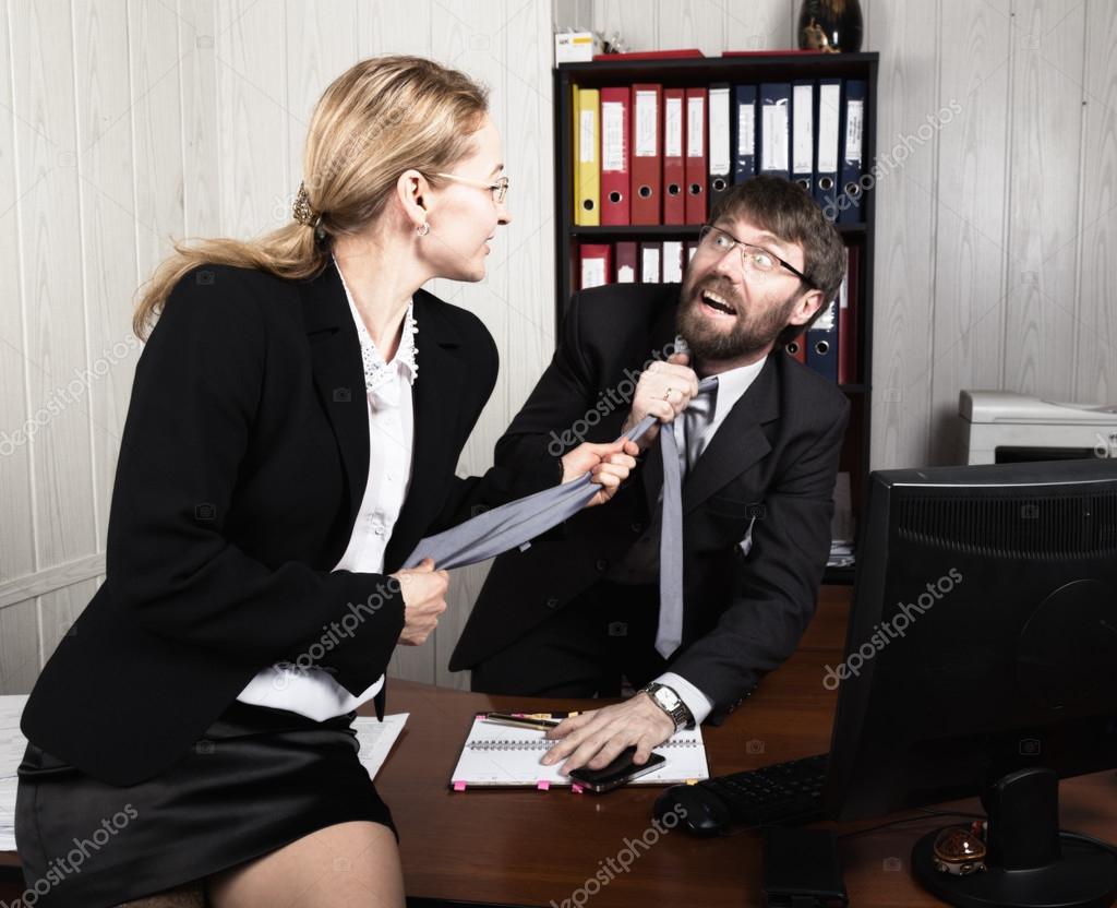 Женщина босс ебется на столе с подчинненым 