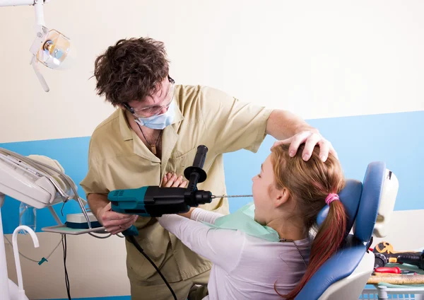 Crazy dentist treats teeth of unfortunate patient