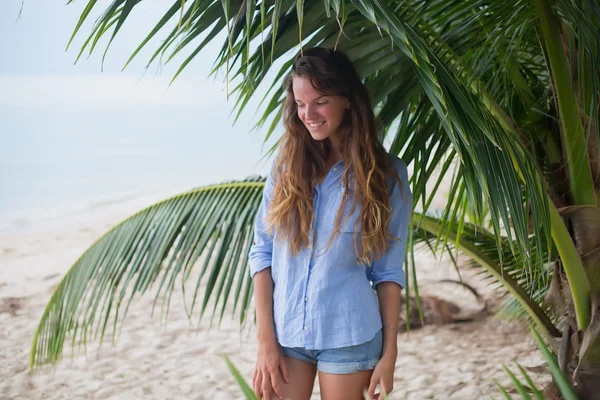 The happy girl, being in tropics, is a lot of seas, grass, trees, warm photo, girl the being at the sea, fashionable zhknshchina, a smile upon the face