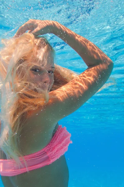 Beautyful girl posing underwater