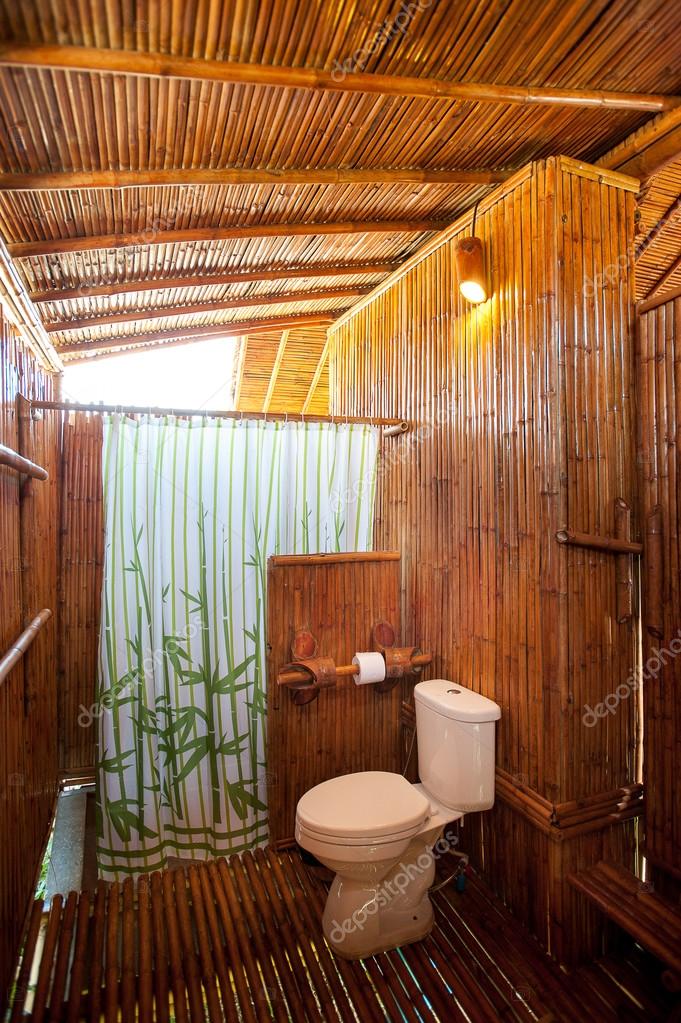 Bambú de cuarto de baño con bañera y cabina de ducha de mampostería