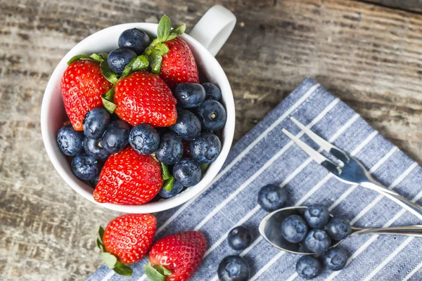 Blueberry, strawberry, food, fruit, bread, breakfast, afternoon tea, wood, table, spoon, plate, ceramic plate, waffle