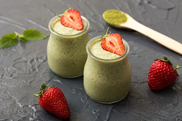 抹茶绿茶正大种子布丁、 点心、 新鲜的薄荷和