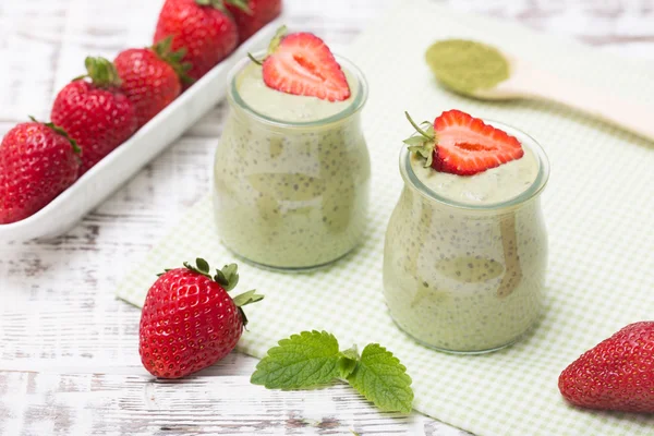 抹茶绿茶正大种子布丁、 点心、 新鲜的薄荷和