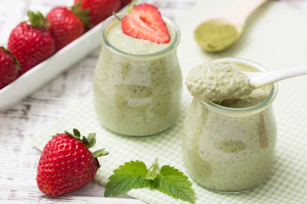 抹茶绿茶正大种子布丁、 点心、 新鲜的薄荷和