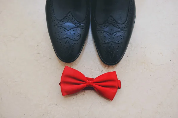Men\'s black wedding shoes and bright red tie