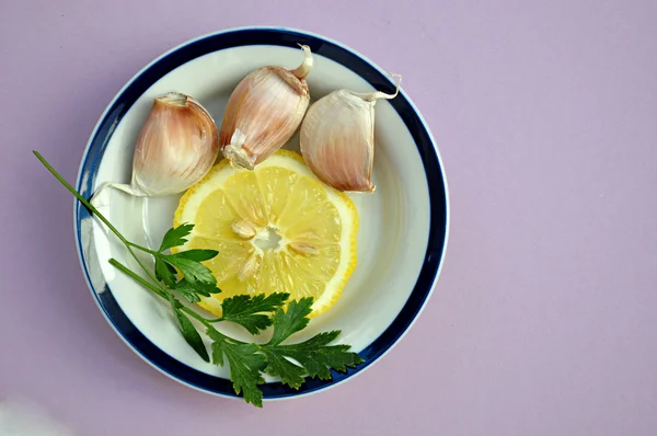 Garlics and lemon