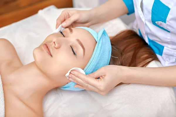 Face cleaning in the beauty salon